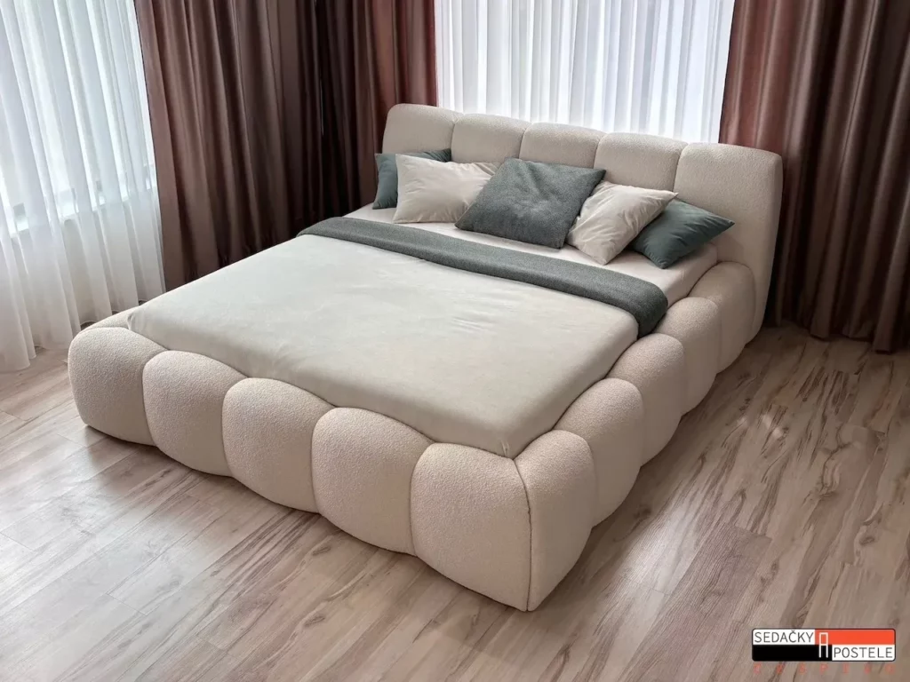Atypická postel na míru Bouclé