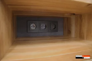 Elektro v nočním stolku