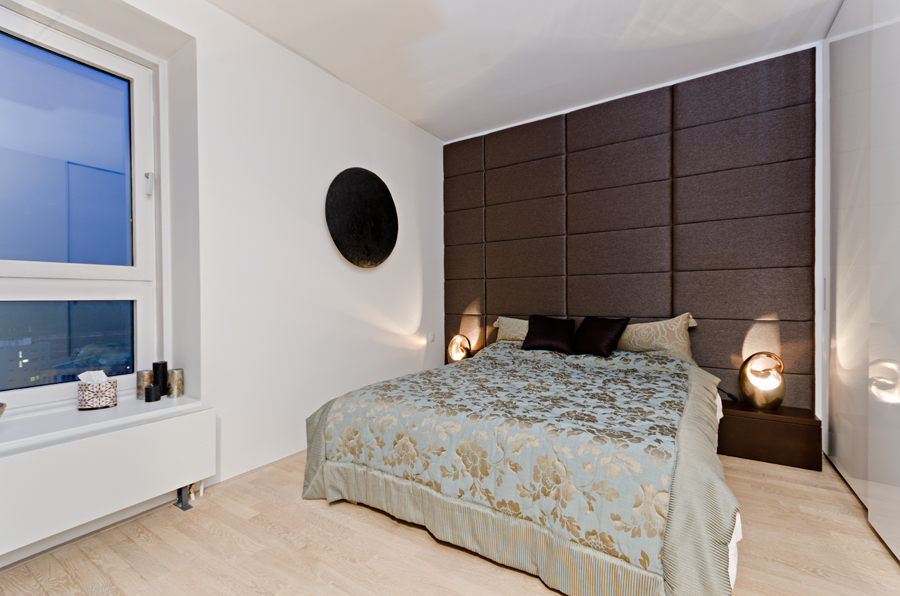 Atypická postel s čalouněnou stěnou Praha