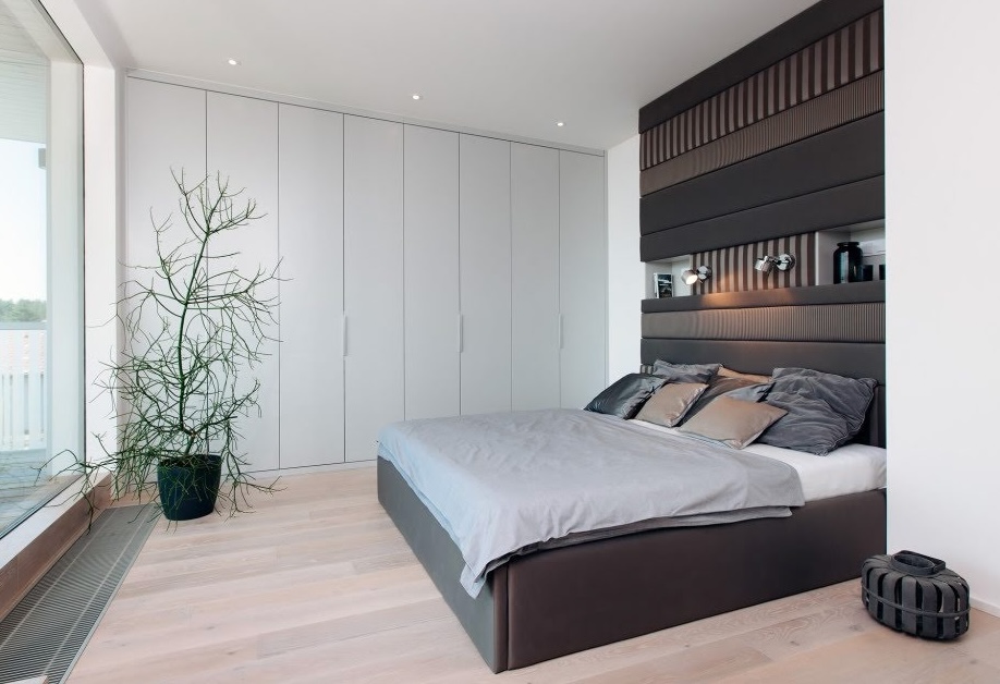 Atypická postel s čalouněnou stěnou do Kostelní lhoty