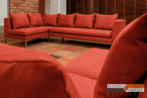 Moderní sedačka na vysokých nožičkách do apartmánu