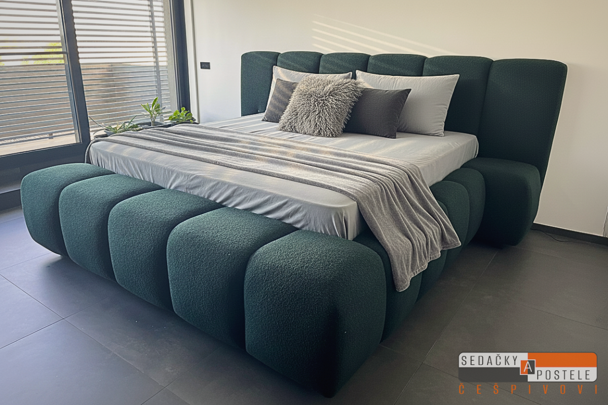 Postel s výškou ležení téměř 80cm v moderním designu na Dobrovíz